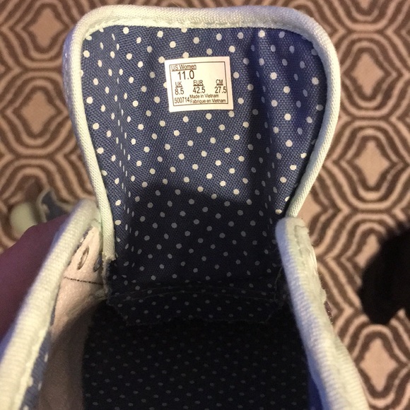 Women Size 11 Pair of Vans Shoes - Picture 4 of 4